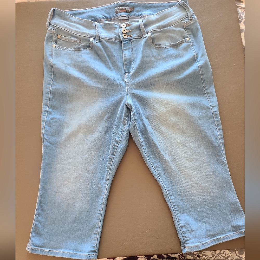Torrid Blue Ankle Cropped Jeans with Faded Casual Look
